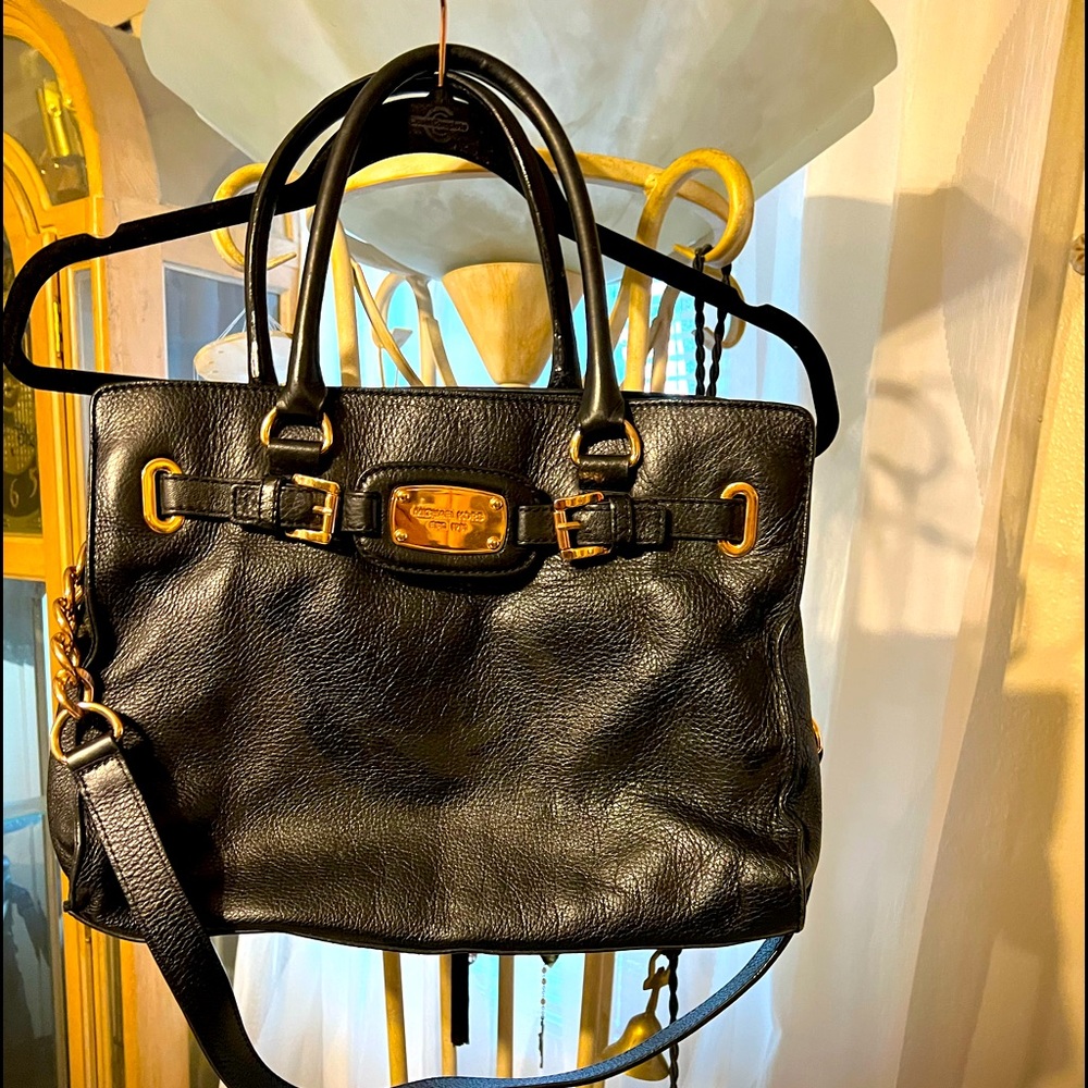Black Michael Korrs large lots of pockets, nice inside & out